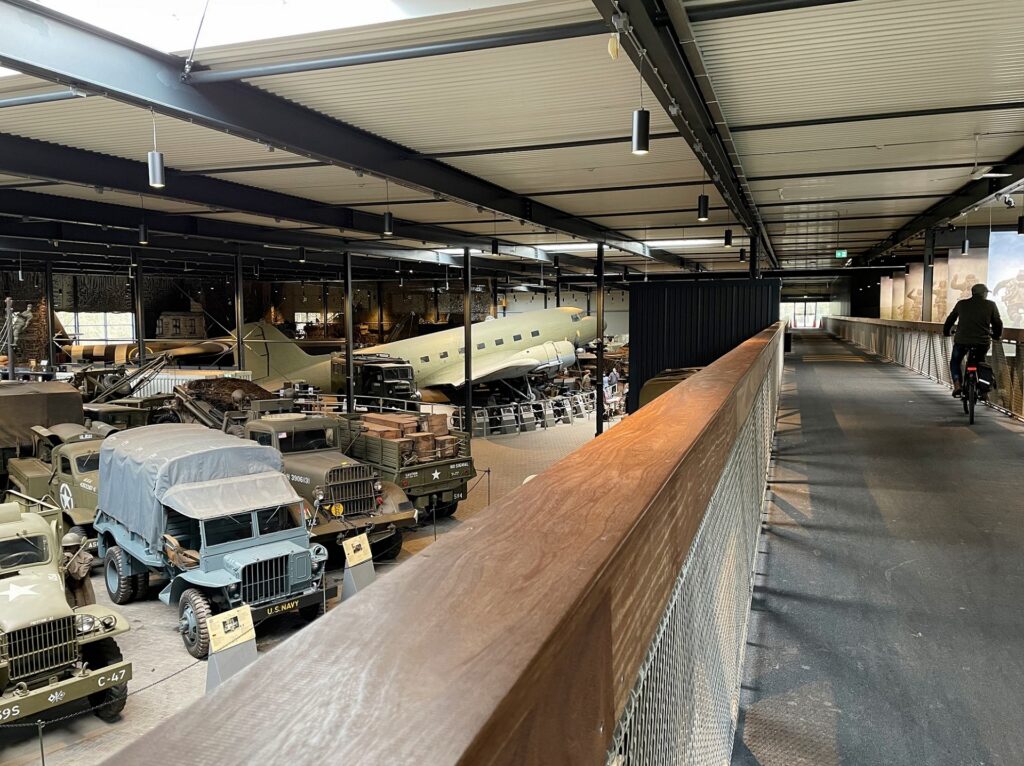 Bezoek het Oorlogsmuseum of fiets gratis over de fietsbrug door het Oorlogsmuseum.